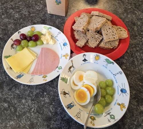 Hjemmelaget brød med pålegg og frukt